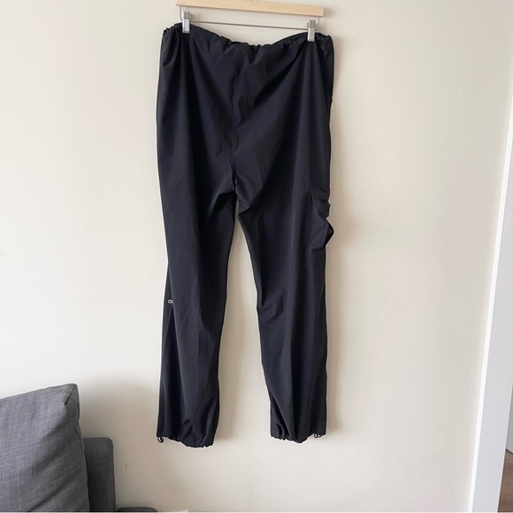 Alo Yoga Megastar Cargo Pants Women’s size L Black - Picture 10 of 10